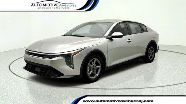2025 Kia K4 LXS — photo 1 of 14