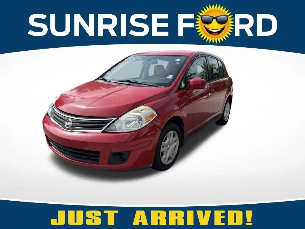 2011 Nissan Versa 1.8 S — photo 1 of 18
