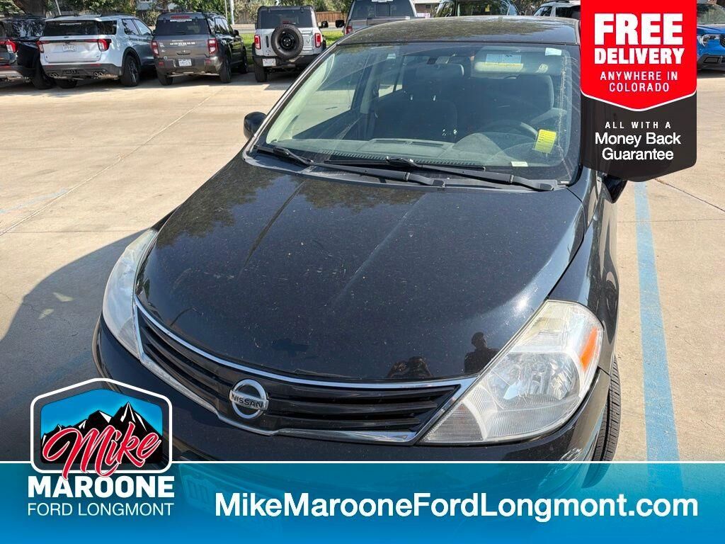 2011 Nissan Versa 1.8 S — photo 1 of 2