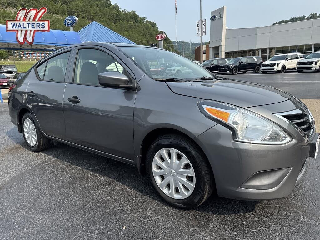 2017 Nissan Versa 1.6 S — photo 1 of 1