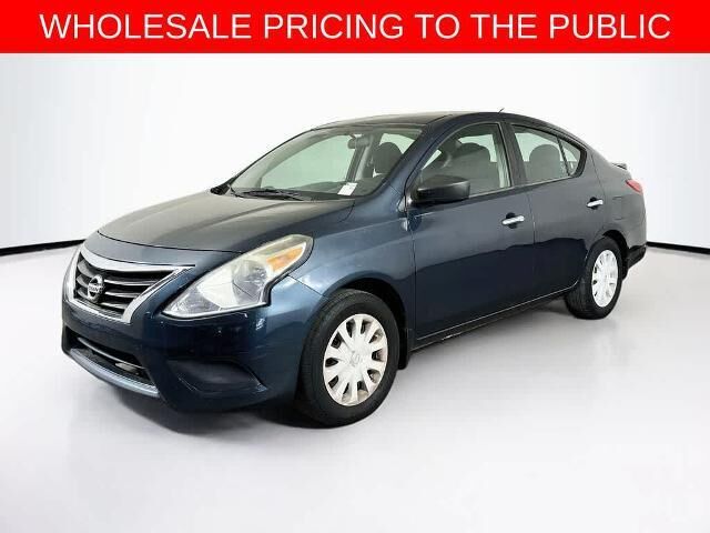 2015 Nissan Versa 1.6 SV — photo 1 of 13