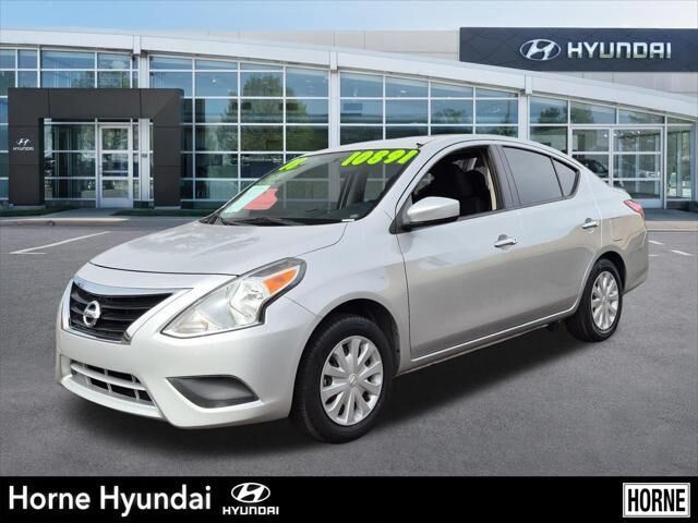 2018 Nissan Versa S — photo 1 of 13