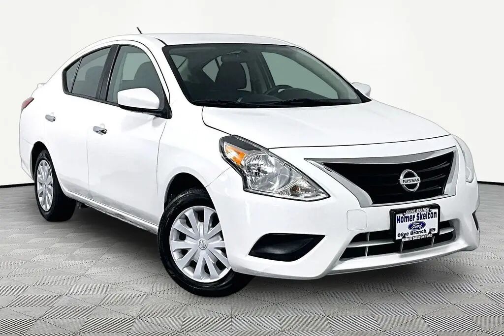 2019 Nissan Versa S — photo 1 of 14