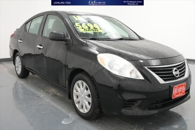2013 Nissan Versa 1.6 SV — photo 1 of 32
