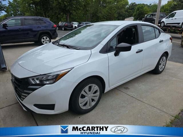 2025 Nissan Versa S — photo 1 of 9