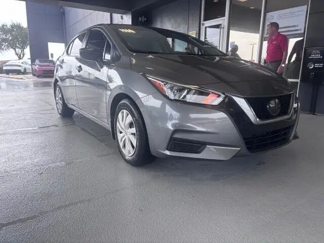 2020 Nissan Versa S — photo 1 of 4