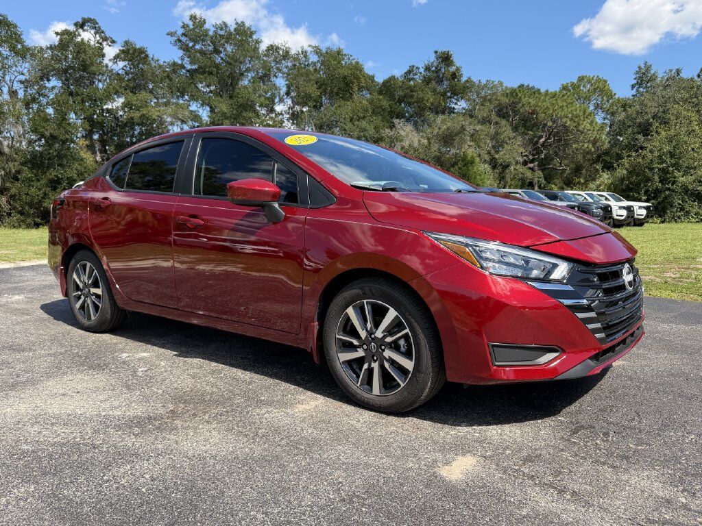 2025 Nissan Versa 1.6 SV — photo 1 of 13