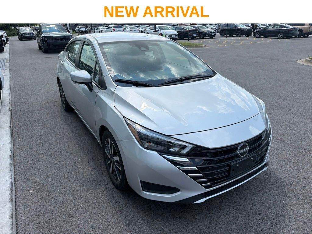 2025 Nissan Versa SV — photo 1 of 33