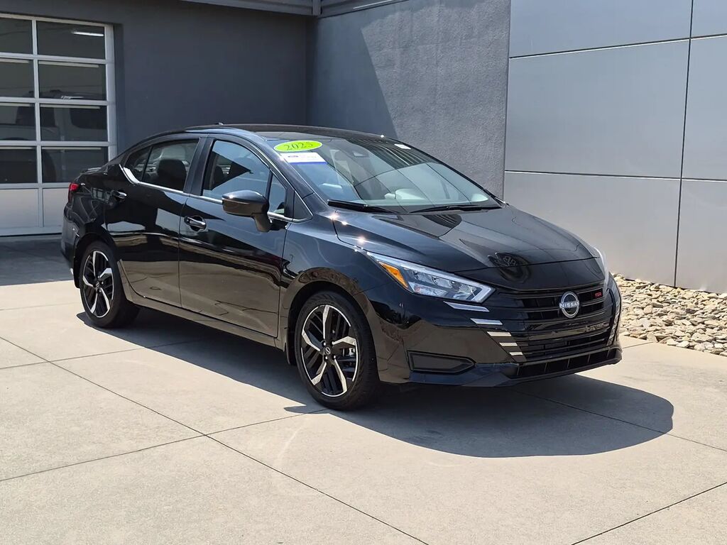 2025 Nissan Versa SR — photo 1 of 13