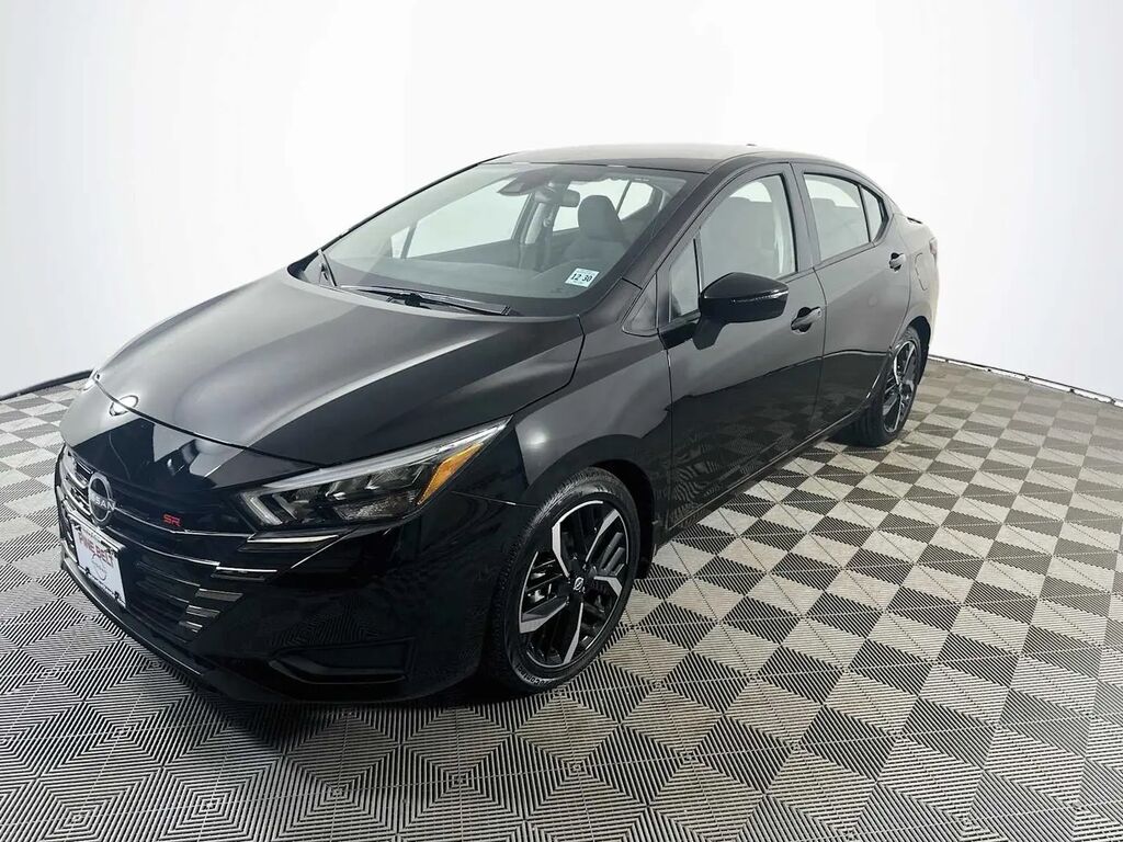 2025 Nissan Versa SR — photo 1 of 13