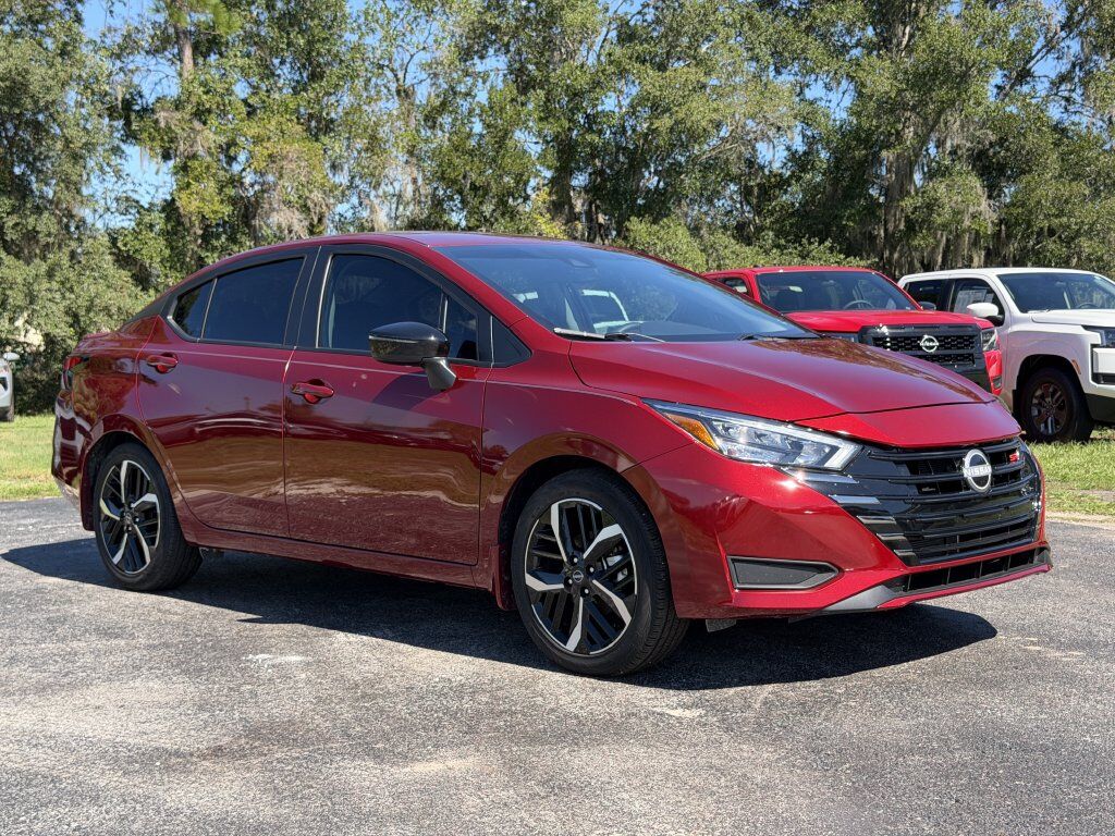 2025 Nissan Versa 1.6 SR — photo 1 of 13