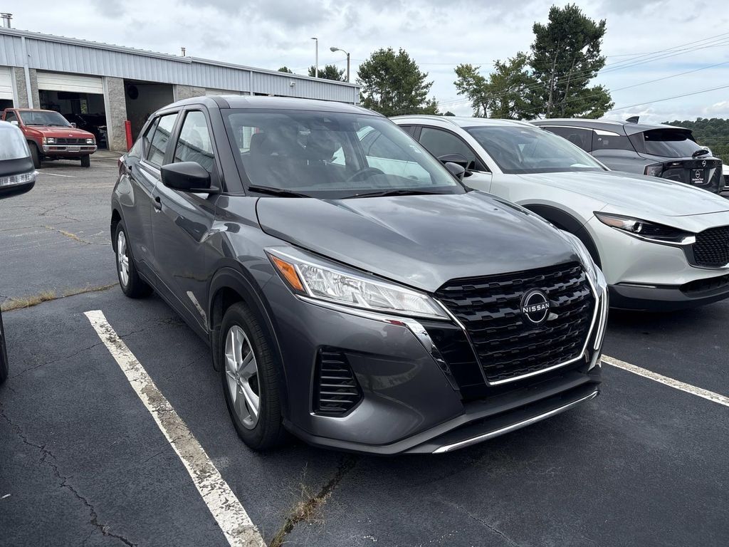 2025 Nissan Kicks Play — photo 1 of 8