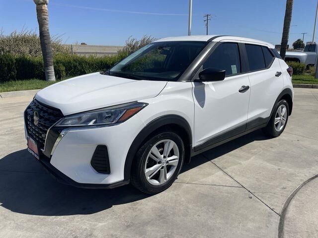 2023 Nissan Kicks S — photo 1 of 2