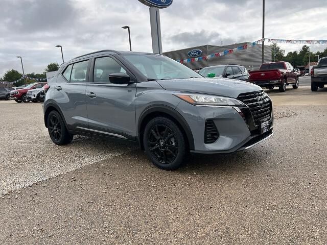 2024 Nissan Kicks SR — photo 1 of 13