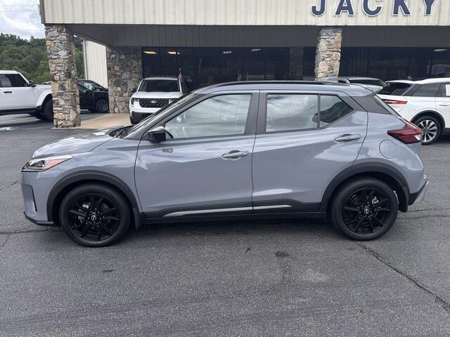 2022 Nissan Kicks SR — photo 1 of 26