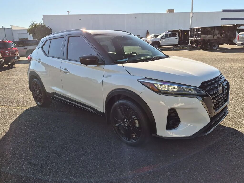 2023 Nissan Kicks SR — photo 1 of 13