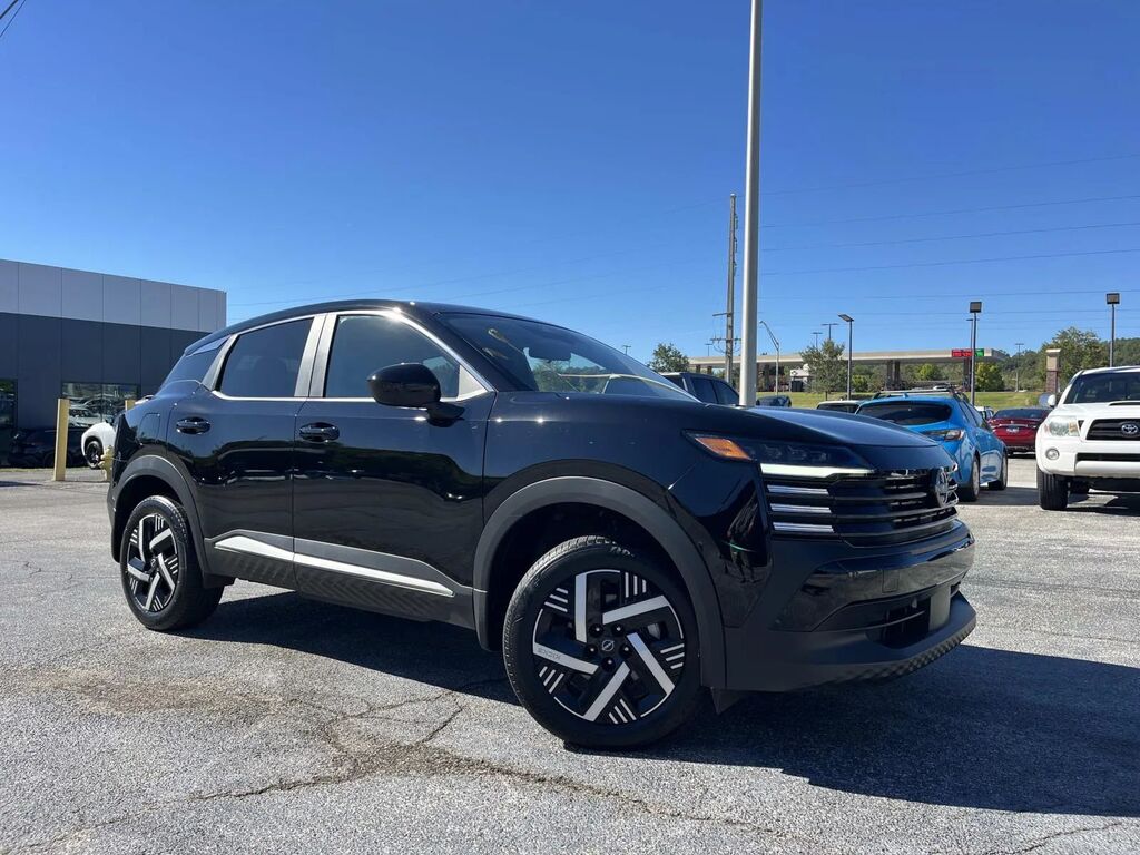 2025 Nissan Kicks SV — photo 1 of 13