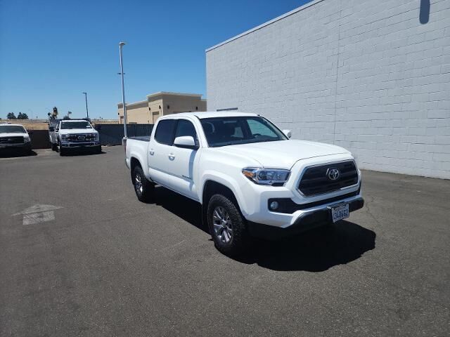 2017 Toyota Tacoma SR5 V6 — photo 1 of 9