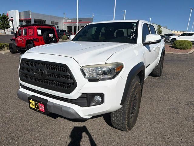 2017 Toyota Tacoma TRD Off-Road — photo 1 of 2