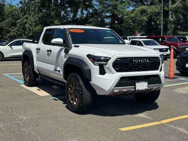 2025 Toyota Tacoma TRD Sport HV — photo 1 of 52