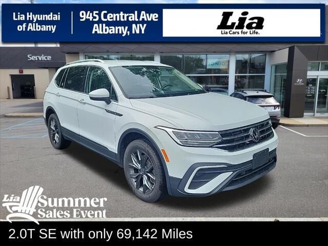 2022 Volkswagen Tiguan SE 4Motion — photo 1 of 32