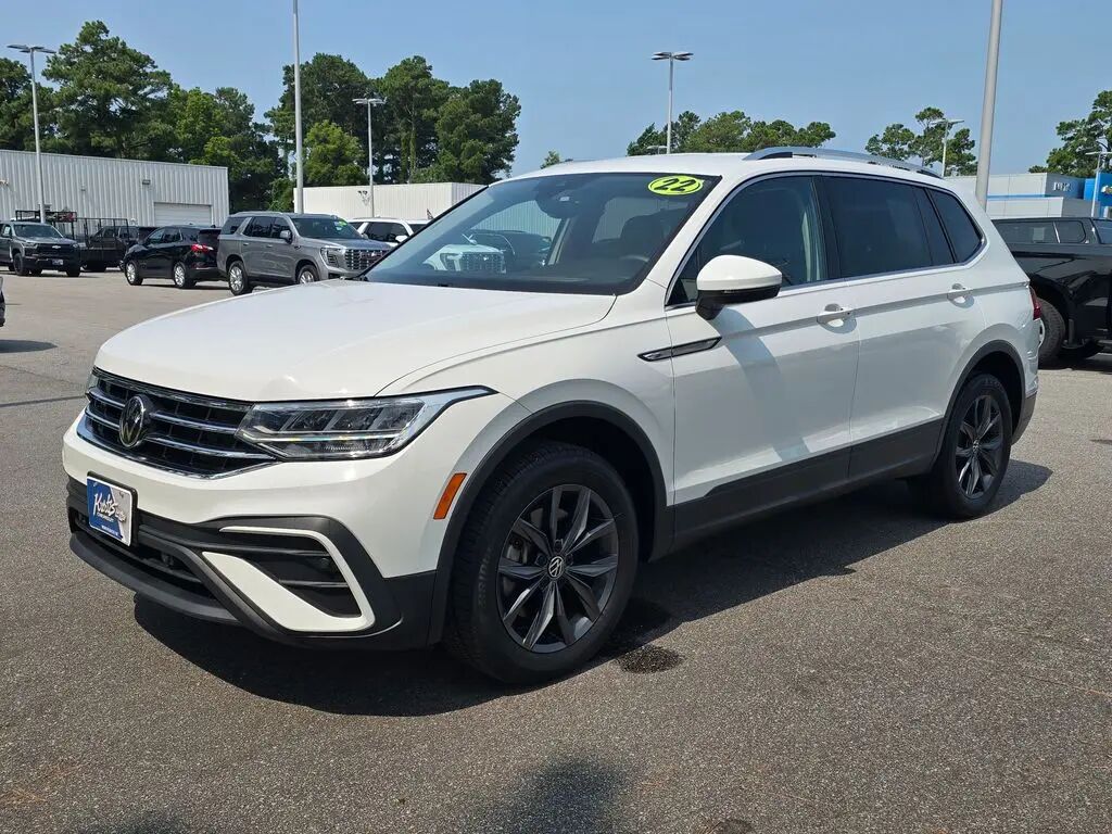 2022 Volkswagen Tiguan SE 4Motion — photo 1 of 13
