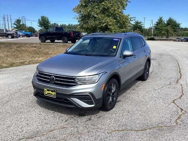 2022 Volkswagen Tiguan SE 4Motion — photo 1 of 10