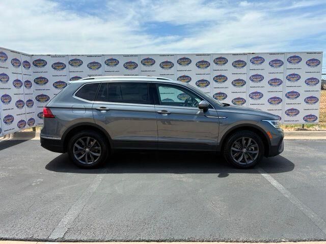 2023 Volkswagen Tiguan SE — photo 1 of 41