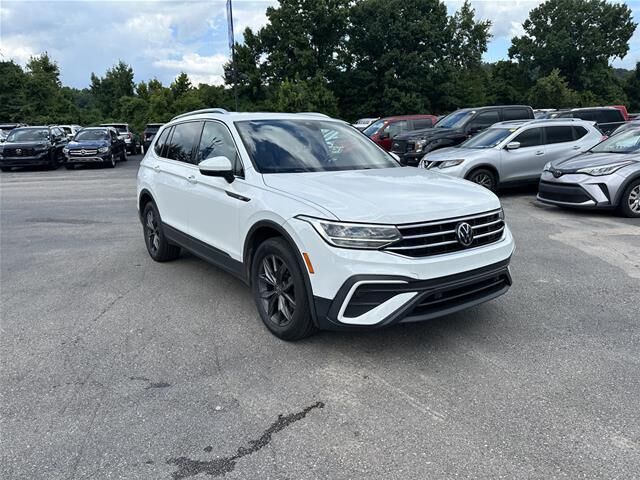2022 Volkswagen Tiguan SE — photo 1 of 3