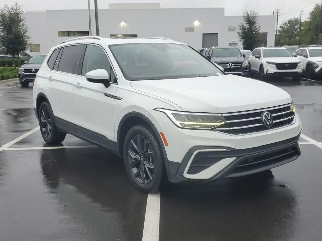 2022 Volkswagen Tiguan SE — photo 1 of 13