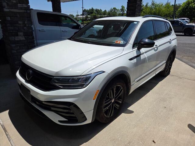 2022 Volkswagen Tiguan SE R-Line Black 4Motion — photo 1 of 1