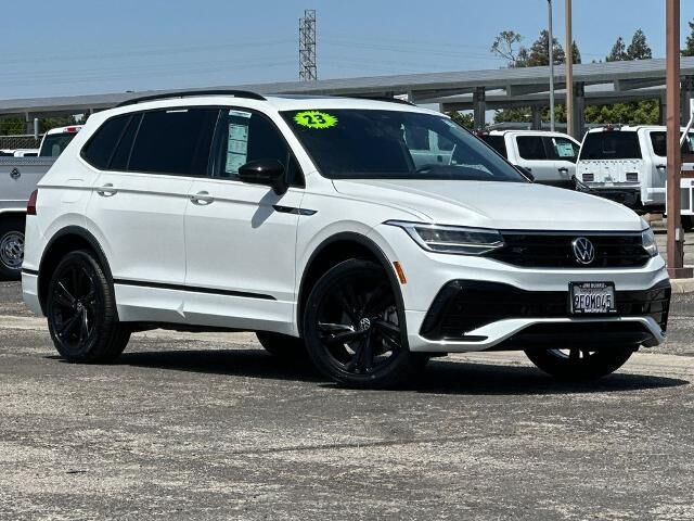 2023 Volkswagen Tiguan SE R-Line Black 4Motion — photo 1 of 13