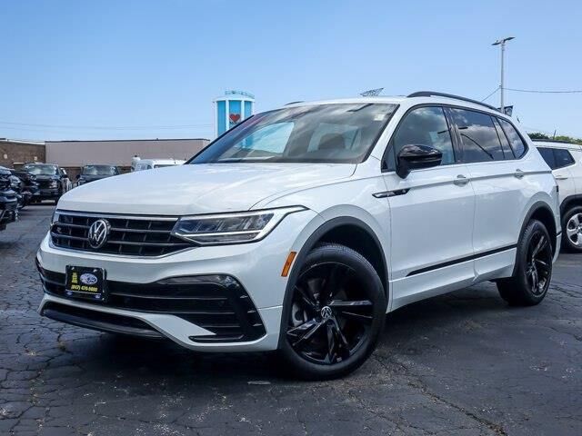 2023 Volkswagen Tiguan SE R-Line Black 4Motion — photo 1 of 26