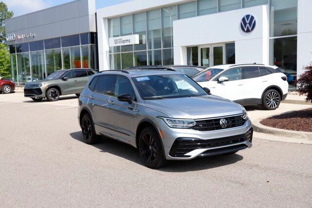 2024 Volkswagen Tiguan SE R-Line Black 4Motion — photo 1 of 13