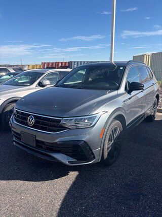 2022 Volkswagen Tiguan SE R-Line Black 4Motion — photo 1 of 4