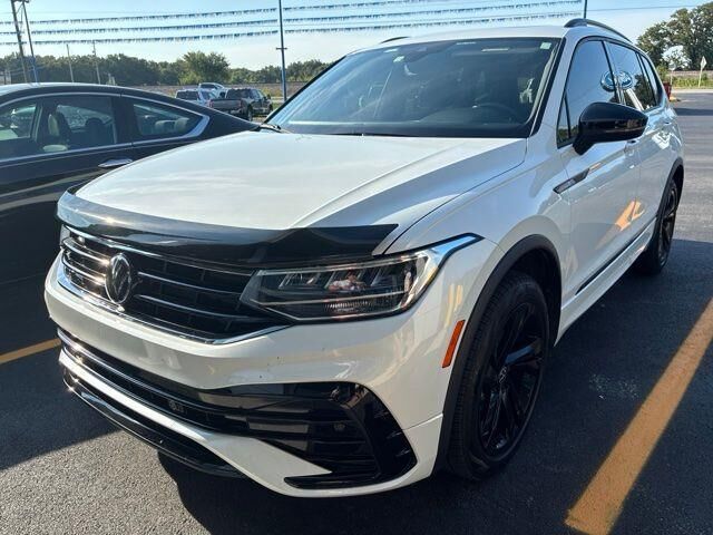 2024 Volkswagen Tiguan SE R-Line Black 4Motion — photo 1 of 39
