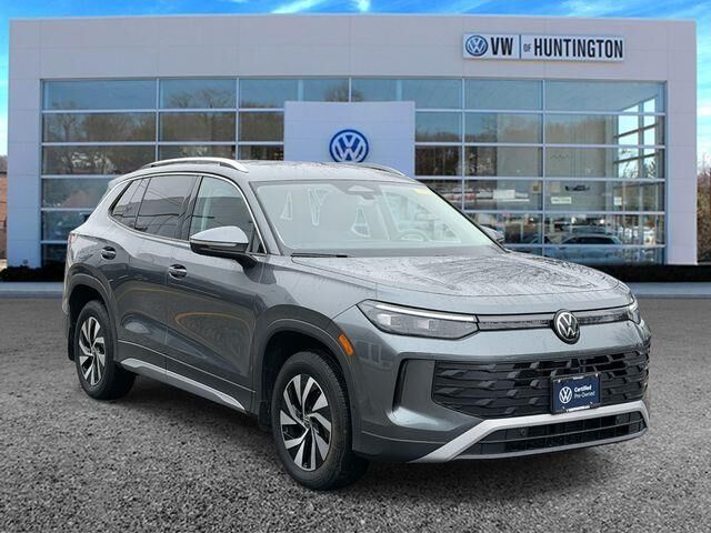 2025 Volkswagen Tiguan S 4Motion — photo 1 of 25