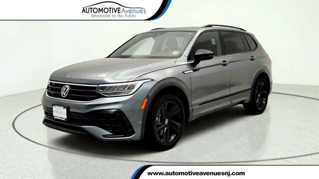 2023 Volkswagen Tiguan SE R-Line Black — photo 1 of 26