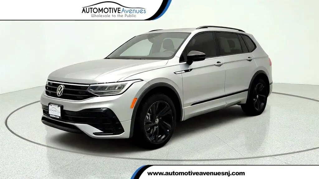 2023 Volkswagen Tiguan SE R-Line Black — photo 1 of 13