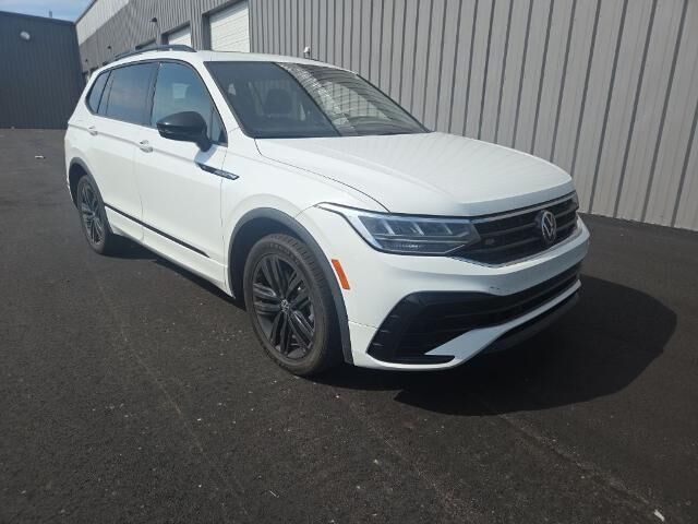 2022 Volkswagen Tiguan SE R-Line Black — photo 1 of 13