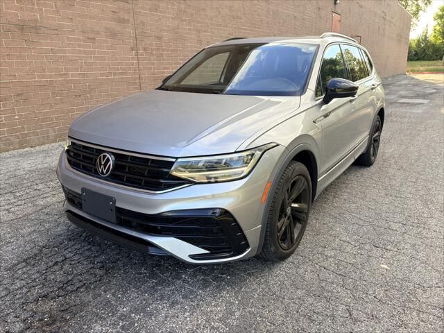 2023 Volkswagen Tiguan SE R-Line Black — photo 1 of 13