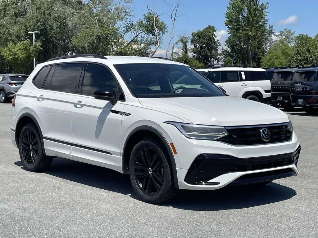 2022 Volkswagen Tiguan SE R-Line Black — photo 1 of 13