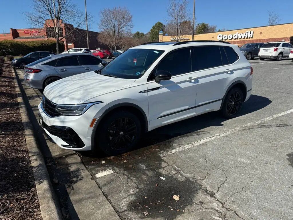 2022 Volkswagen Tiguan SE R-Line Black — photo 1 of 3