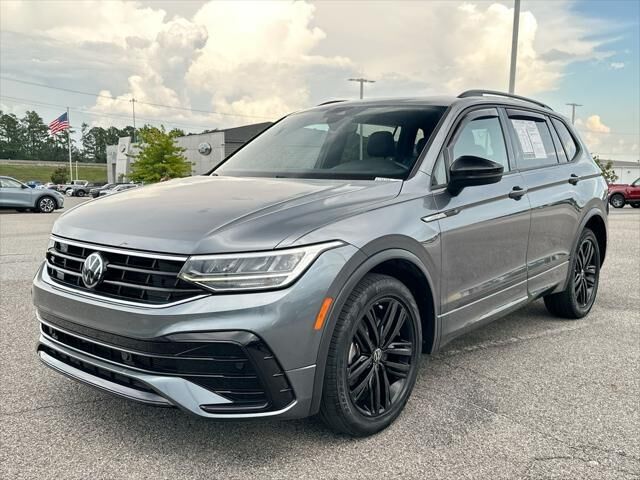 2022 Volkswagen Tiguan SE R-Line Black — photo 1 of 13