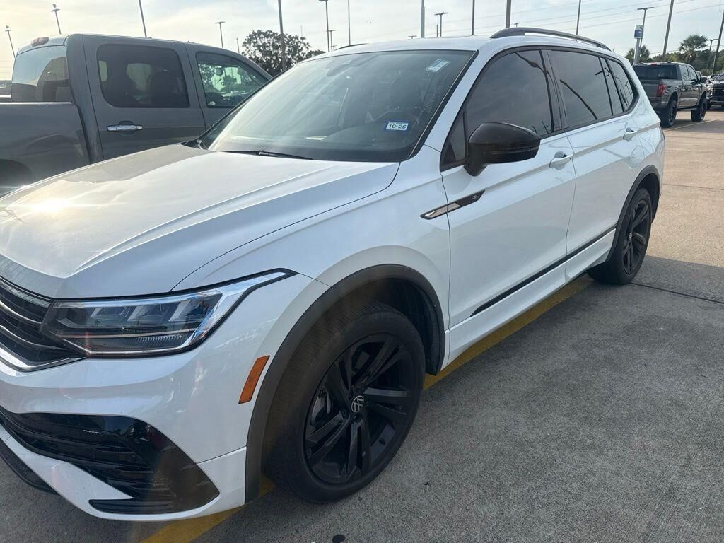 2023 Volkswagen Tiguan SE R-Line Black — photo 1 of 1
