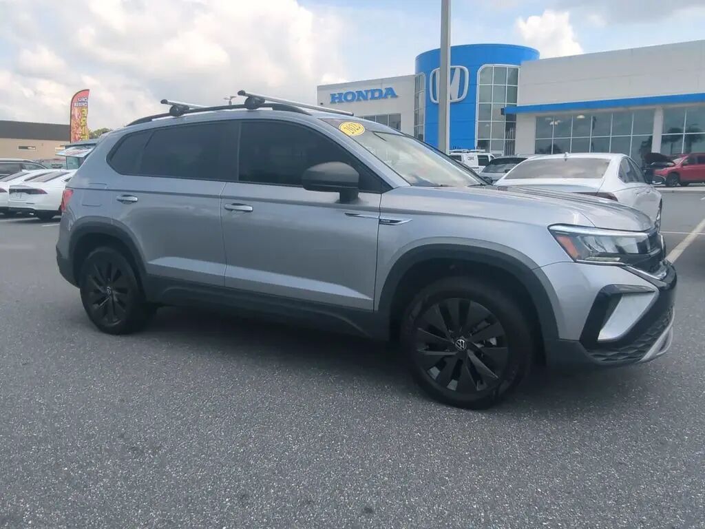 2022 Volkswagen Taos S — photo 1 of 27