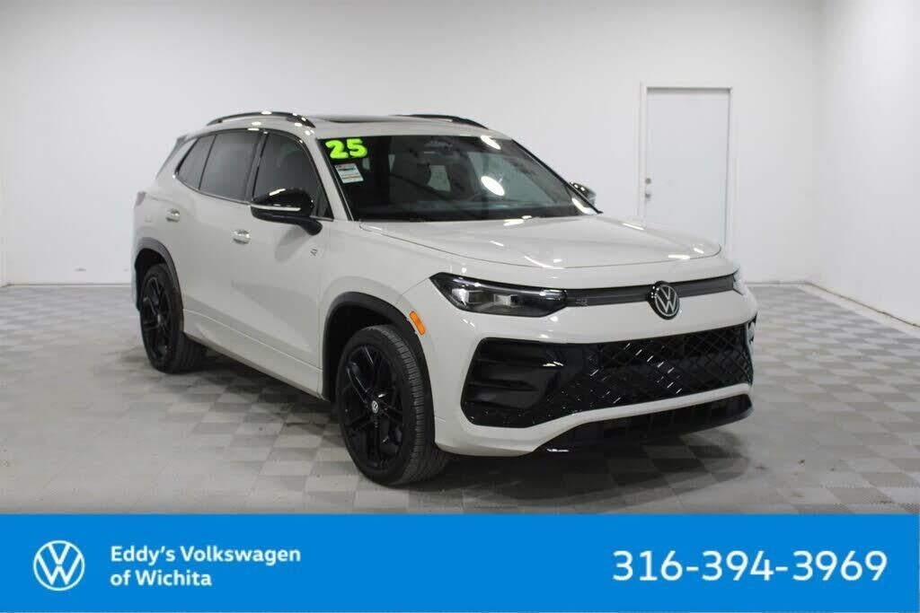 2025 Volkswagen Tiguan SE R-Line Black 4Motion — photo 1 of 1