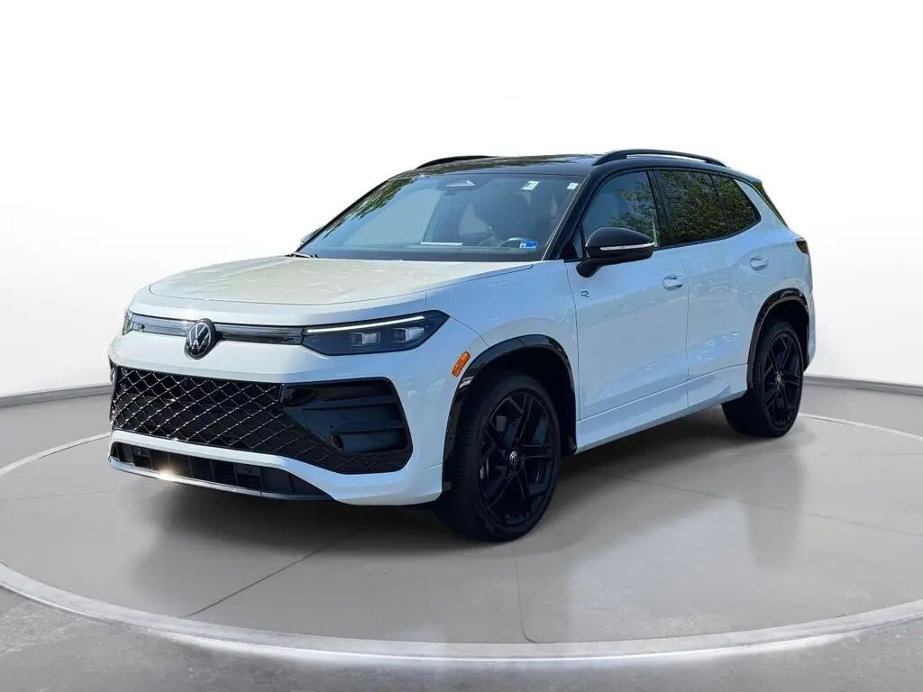 2025 Volkswagen Tiguan SE R-Line Black 4Motion — photo 1 of 26