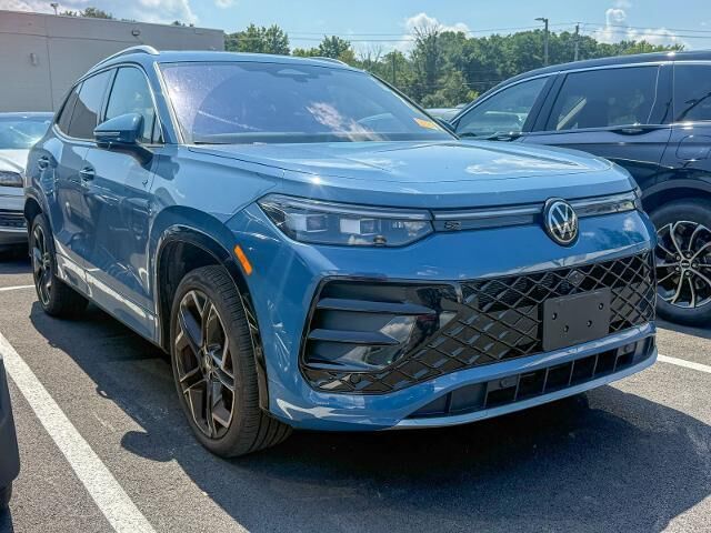 2025 Volkswagen Tiguan SEL R-Line 4Motion — photo 1 of 27