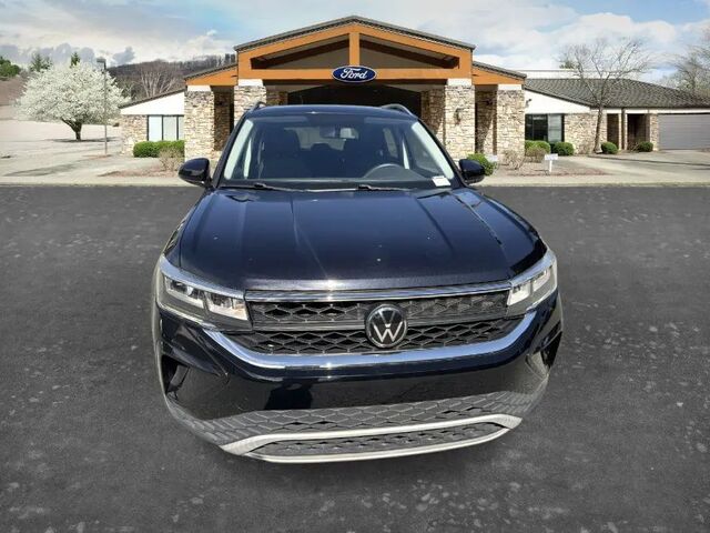 2022 Volkswagen Taos SE — photo 1 of 13